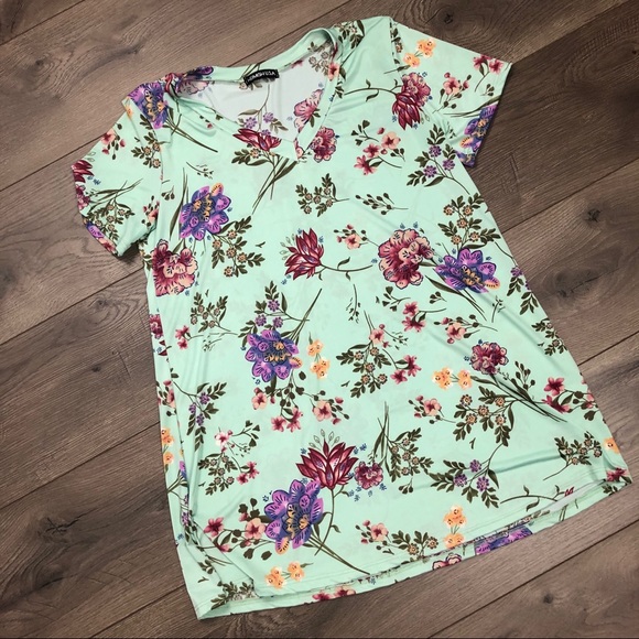 Mint floral v-neck top - Picture 1 of 1